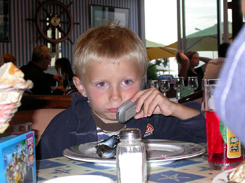 200308_41 Ah bon! t'es pas d'accord maman Dîner au resto à Le Croisic