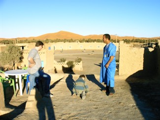 20041220 026 J3 Merzouga Youssef est là