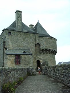 20040811_24 Guerande chemin de ronde